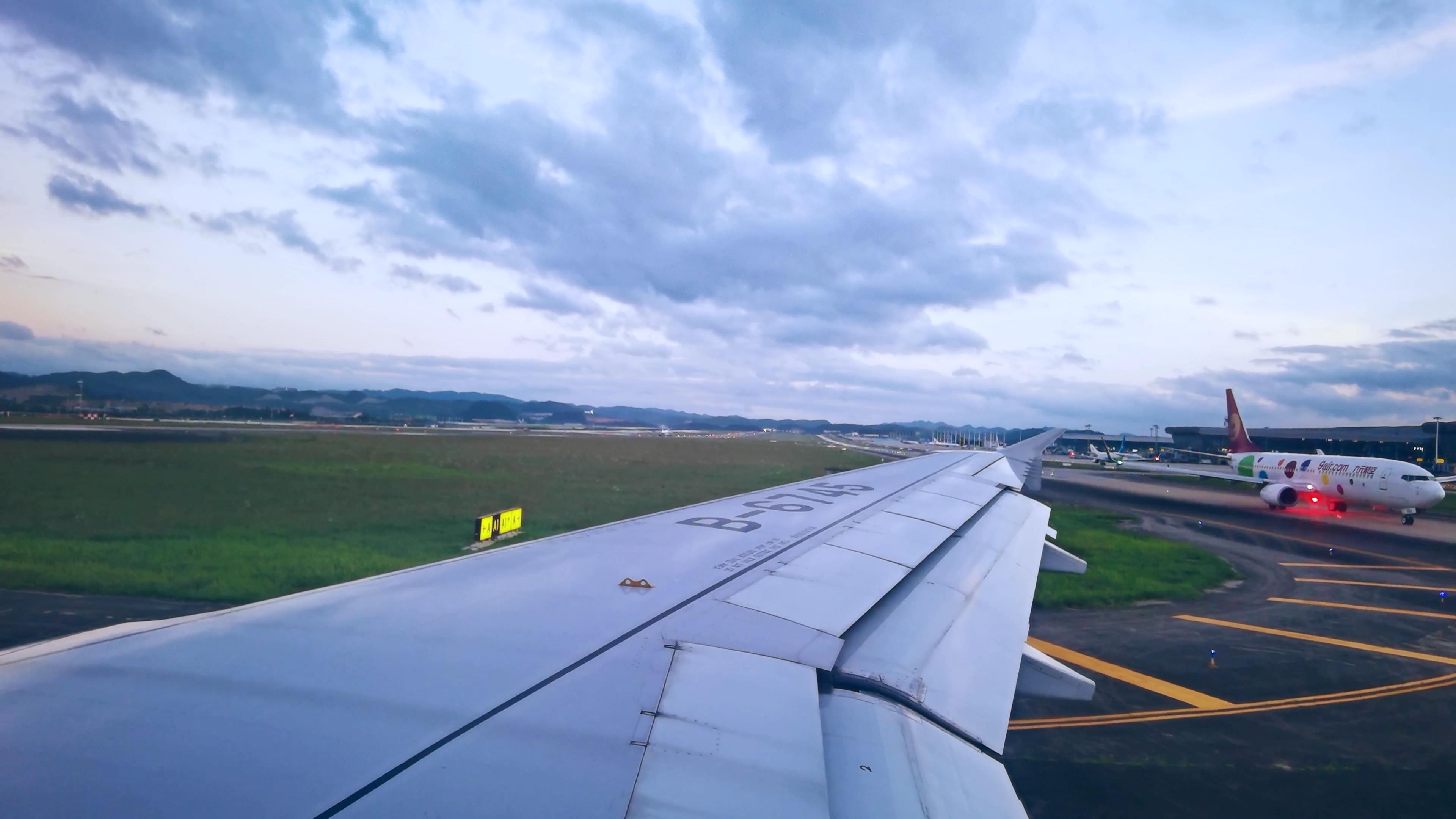 4K高帧率机场飞机起飞前的滑行1视频的预览图