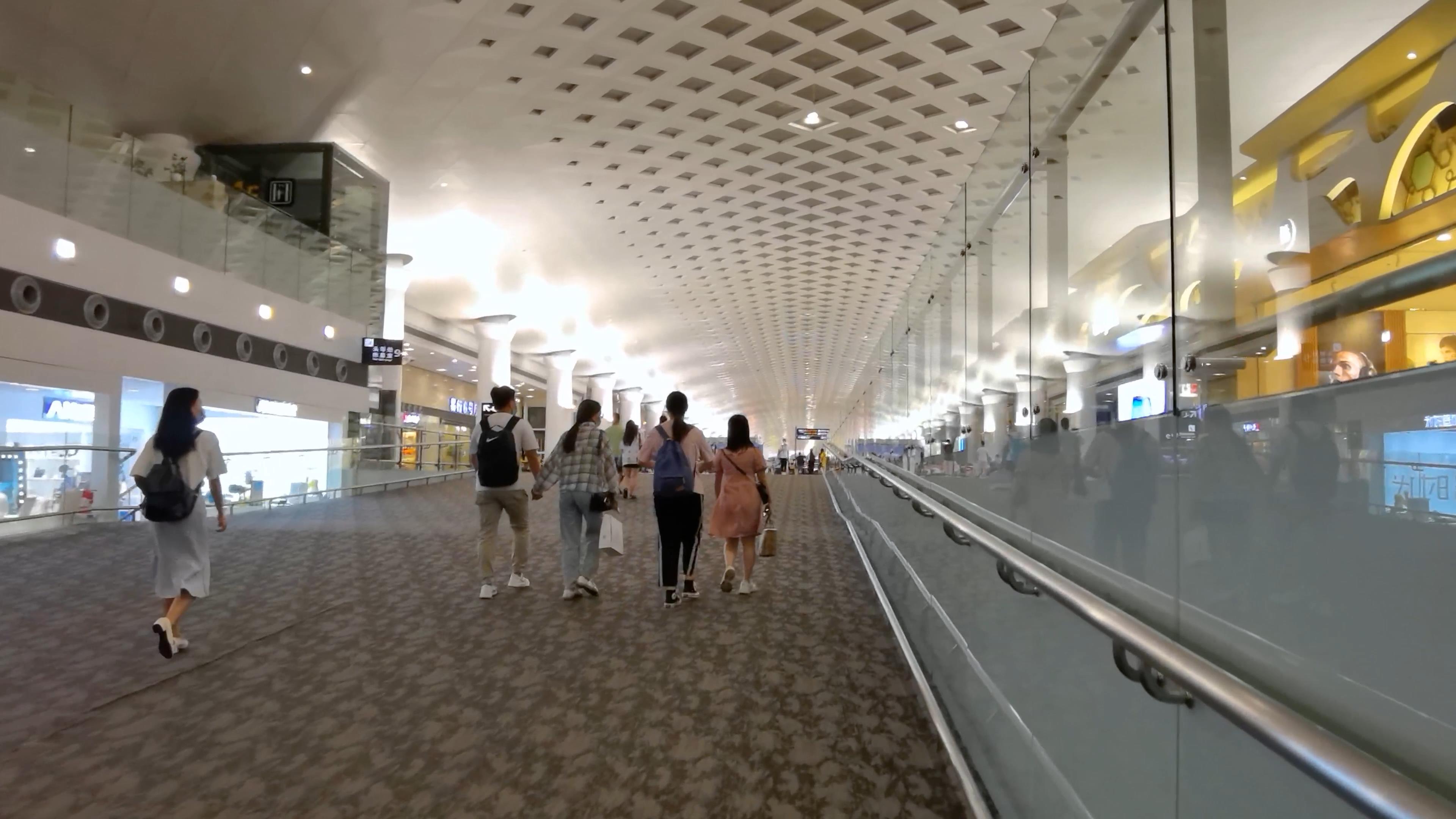 4K高帧率机场大厅乘坐飞机行走中的旅客视频的预览图