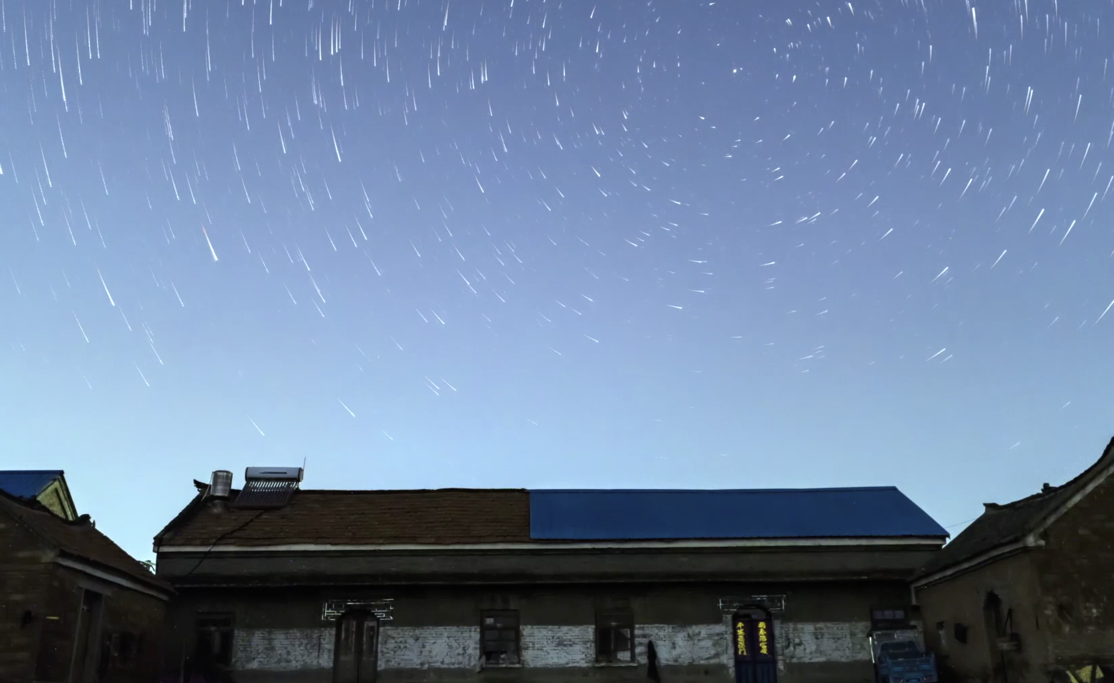 1080p乡间星轨延时实拍视频的预览图