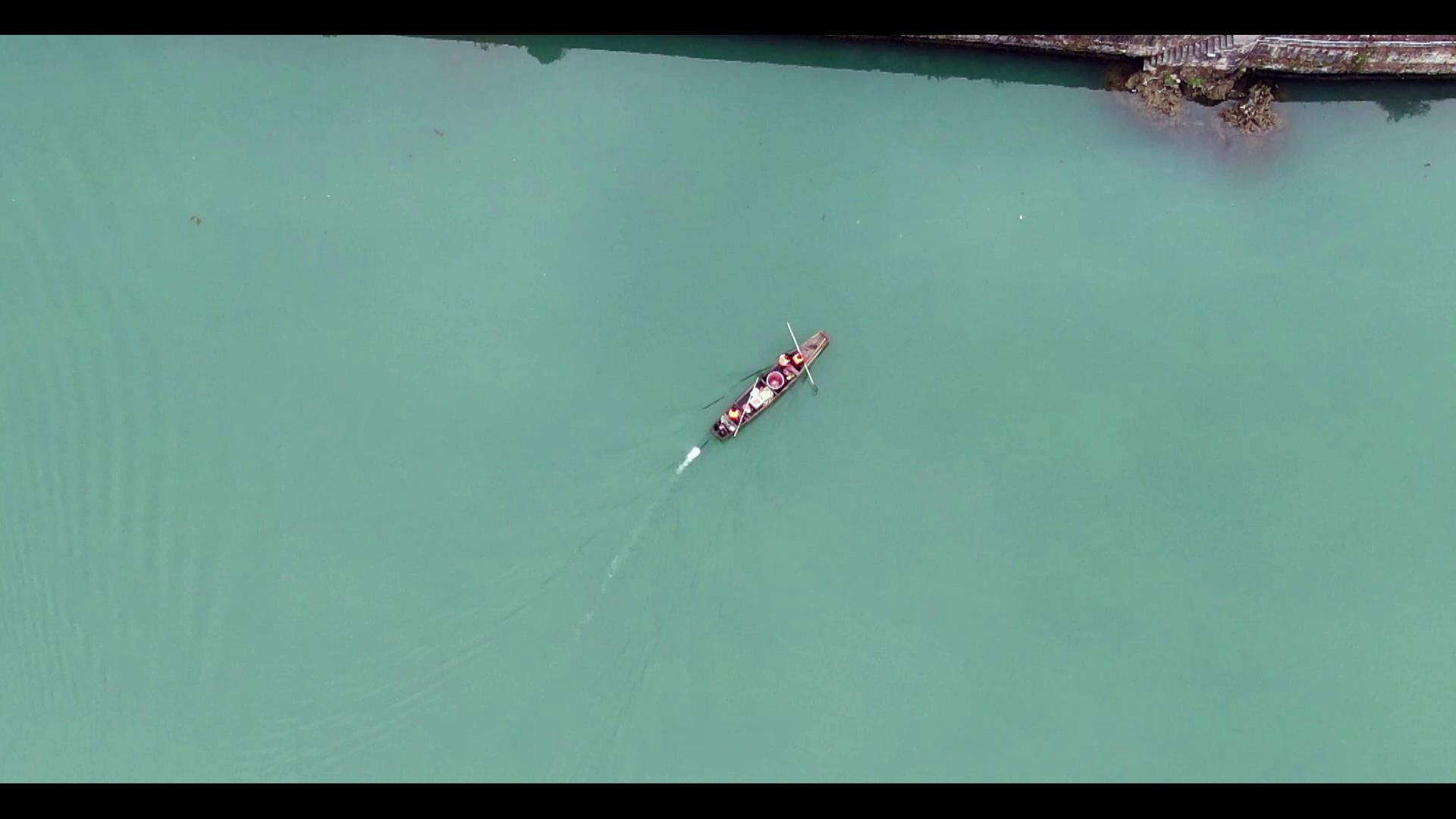 1080P航拍江中小船视频的预览图