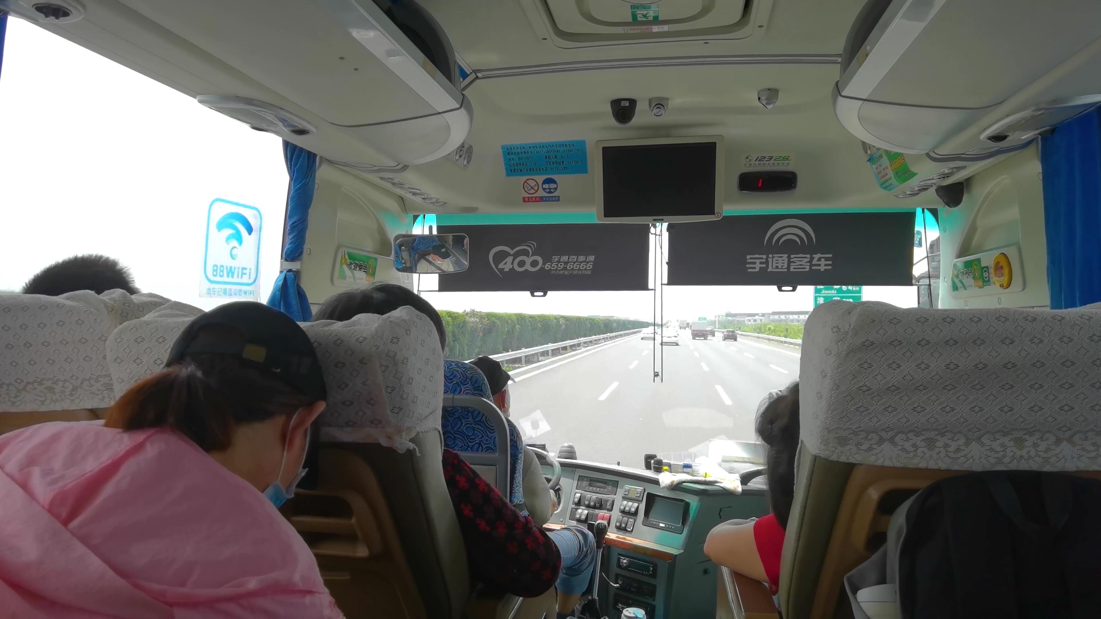 4K高帧率返程旅客乘坐交通大巴视频的预览图