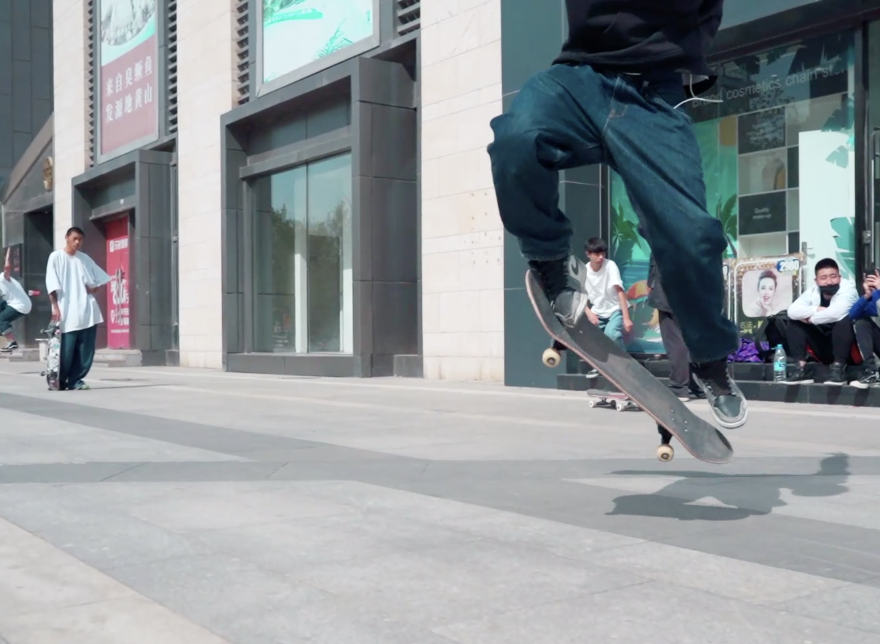 1080p广场玩滑板实拍视频的预览图