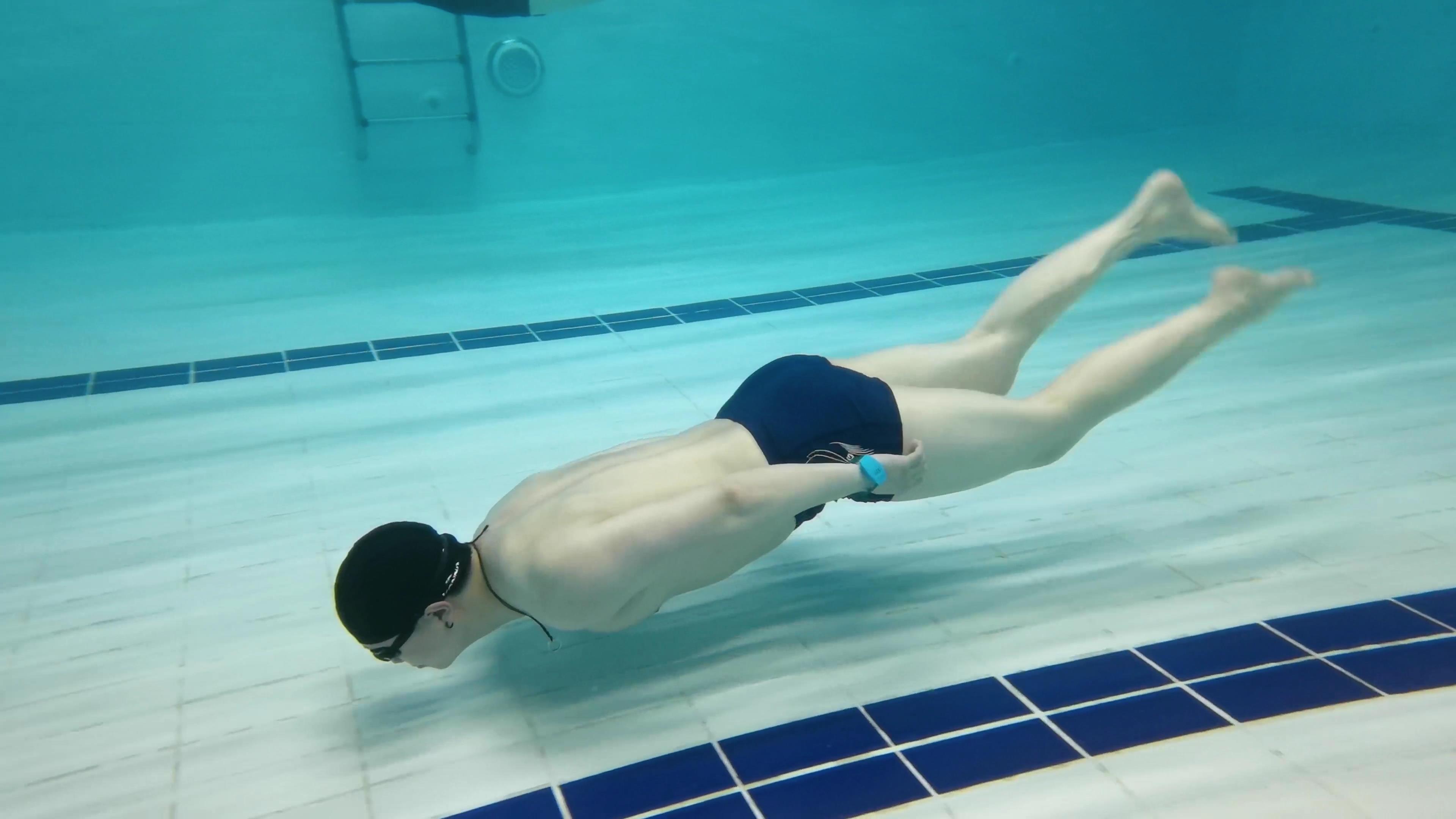 4K慢动作夏日游泳馆泳池潜水视频的预览图