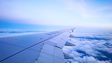 4K高帧率乘坐飞机观看蓝天白云视频的预览图