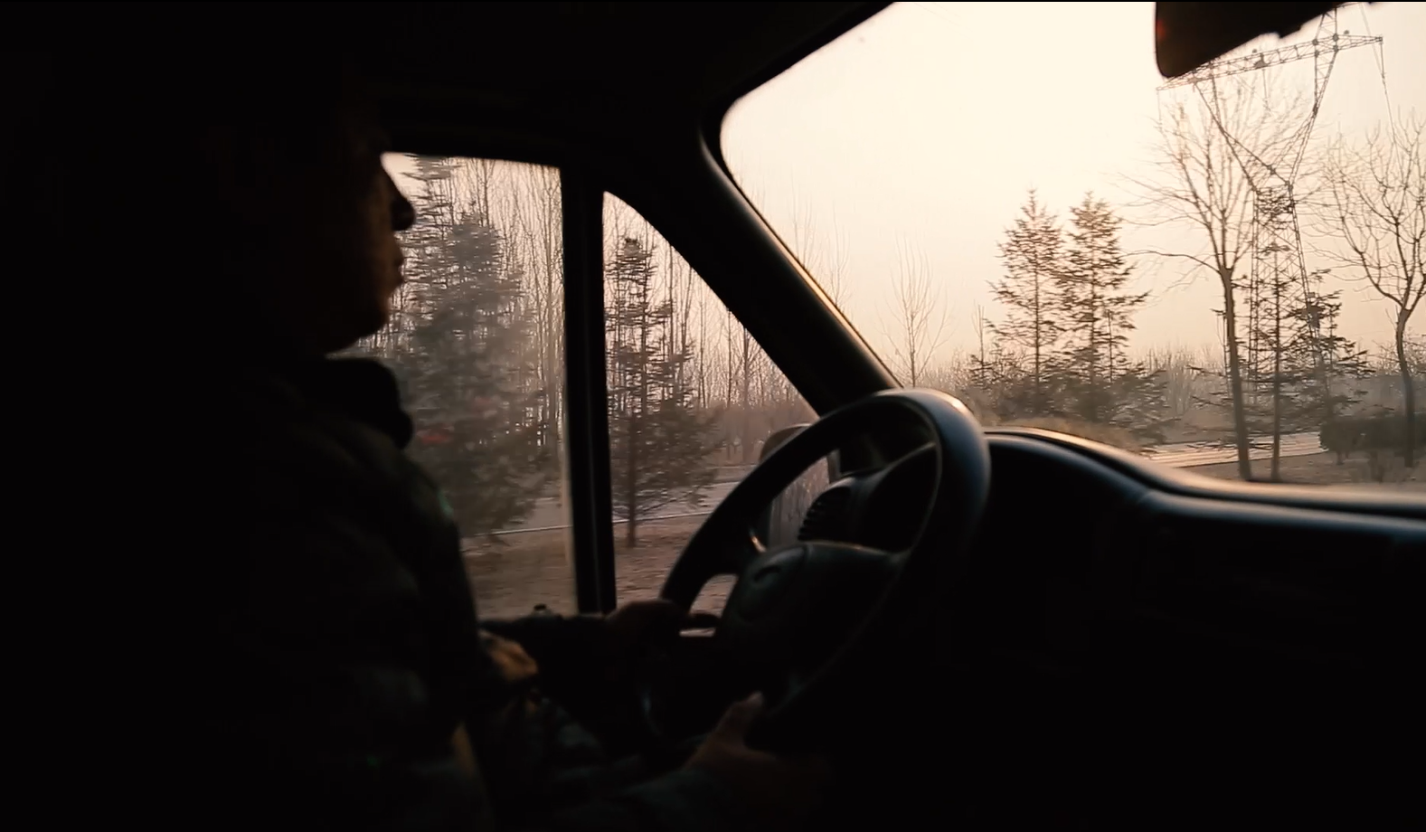 1080p实拍汽车驾驶位背影视频素材视频的预览图