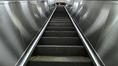 4K城市地铁站乘坐扶梯视频的预览图