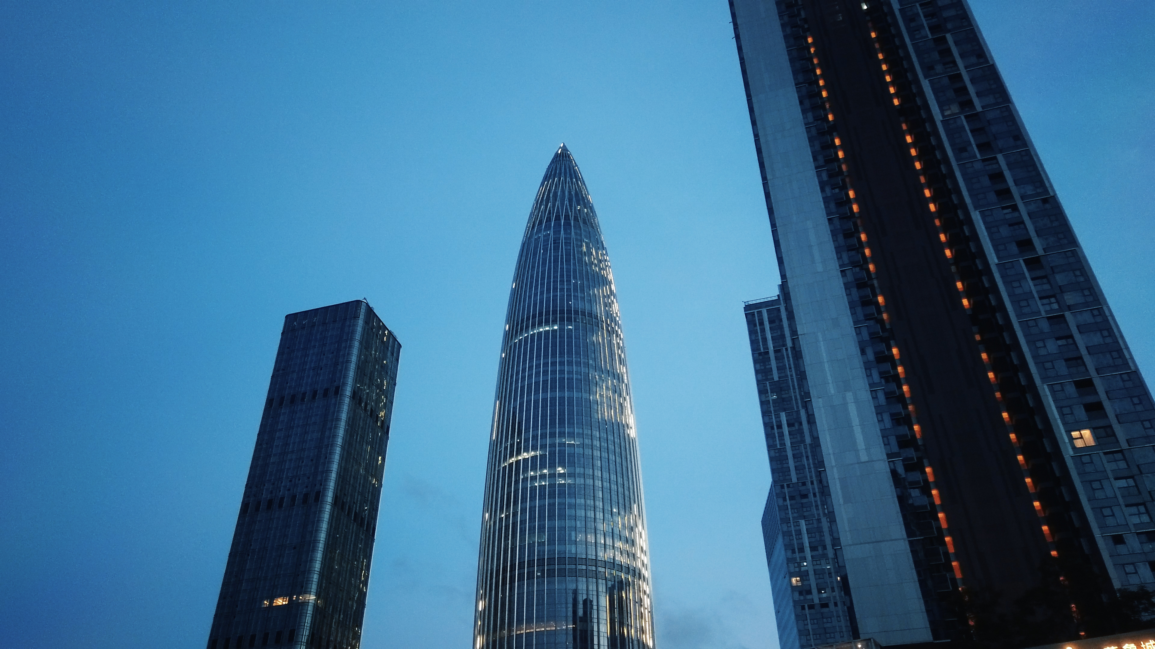 4K城市高楼夜景实拍视频视频的预览图