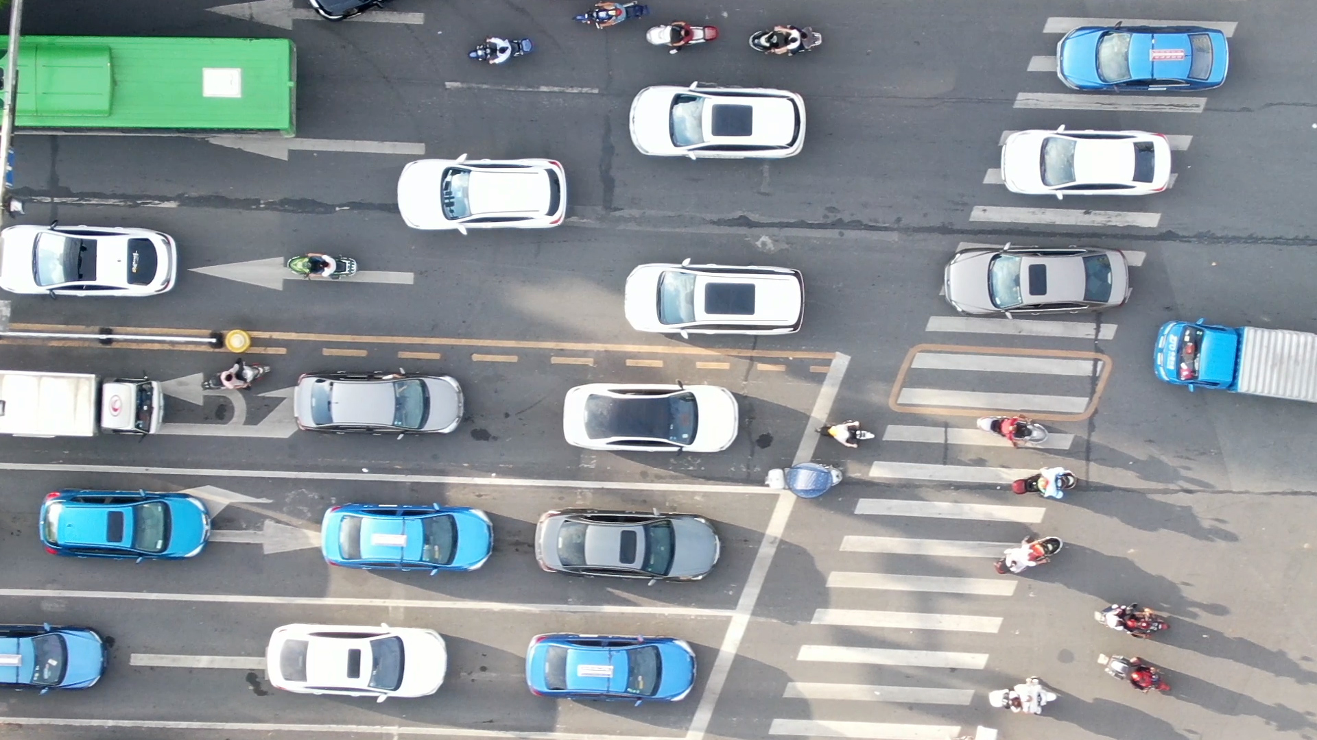 1080P俯拍拥堵的马路交通视频的预览图