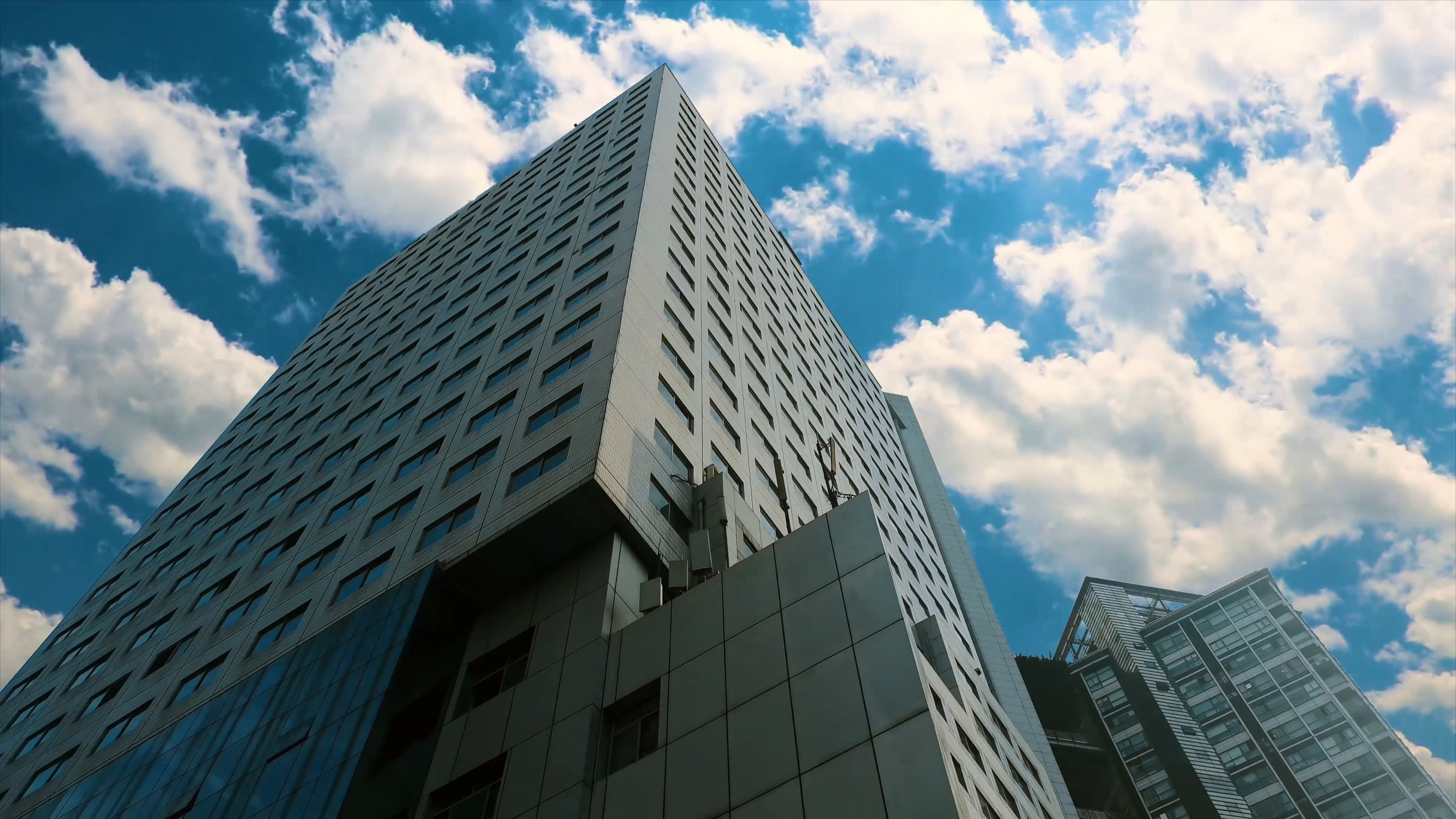 地产大厦蓝天白云延时摄影视频的预览图