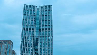 4K延时摄影杭州CBD城市大楼白云蓝天视频的预览图