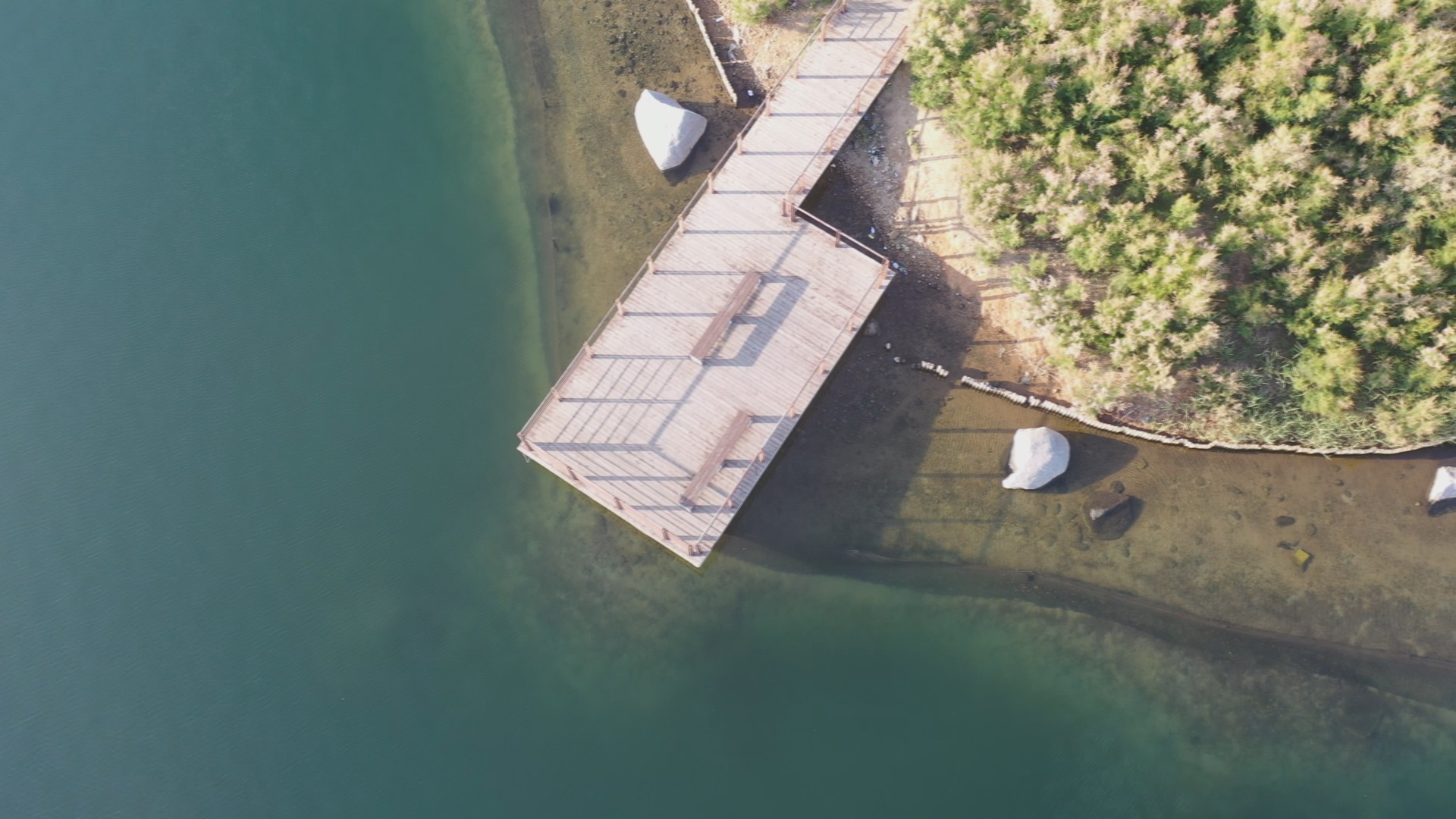 航拍威海湖边清凉小径高清视频的预览图