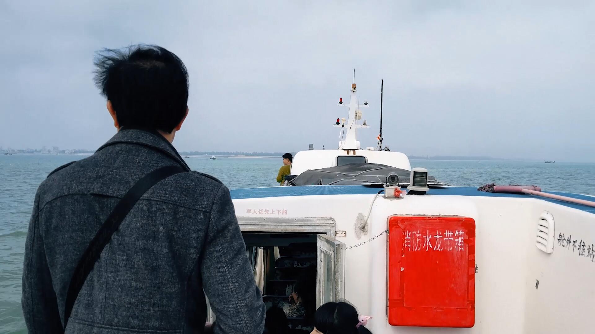 在渡口乘轮渡过江的人视频的预览图