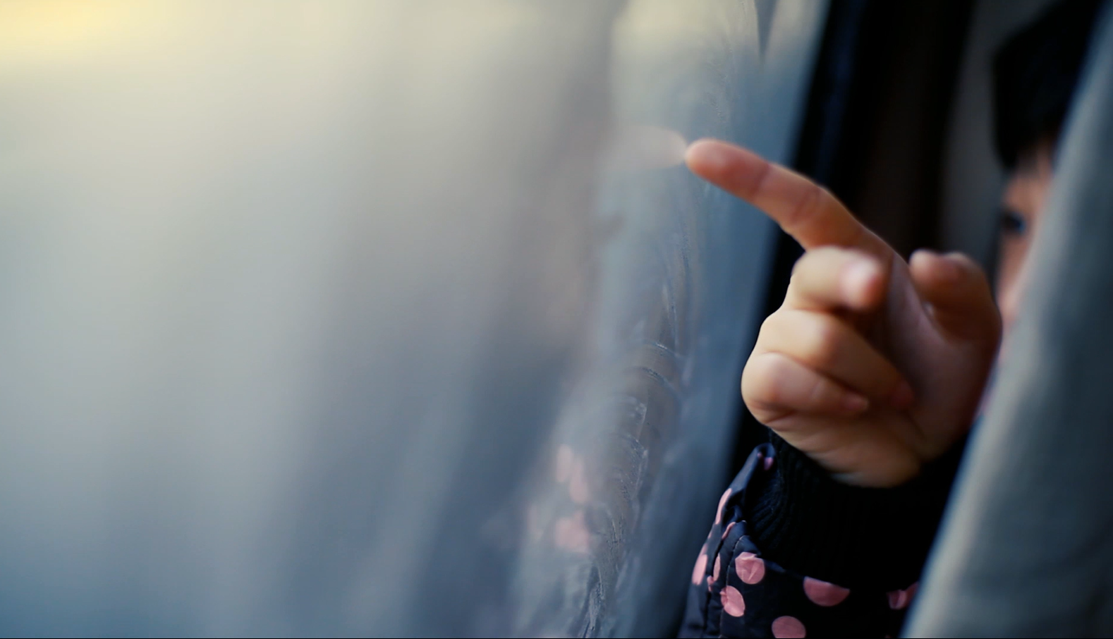 1080p实拍孩子看外面玻璃手指视频视频的预览图