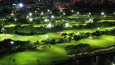 高清航拍深圳沙河高尔夫球场夜晚景色视频的预览图