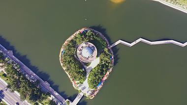 航拍海上公园湖心小岛圆顶建筑视频的预览图