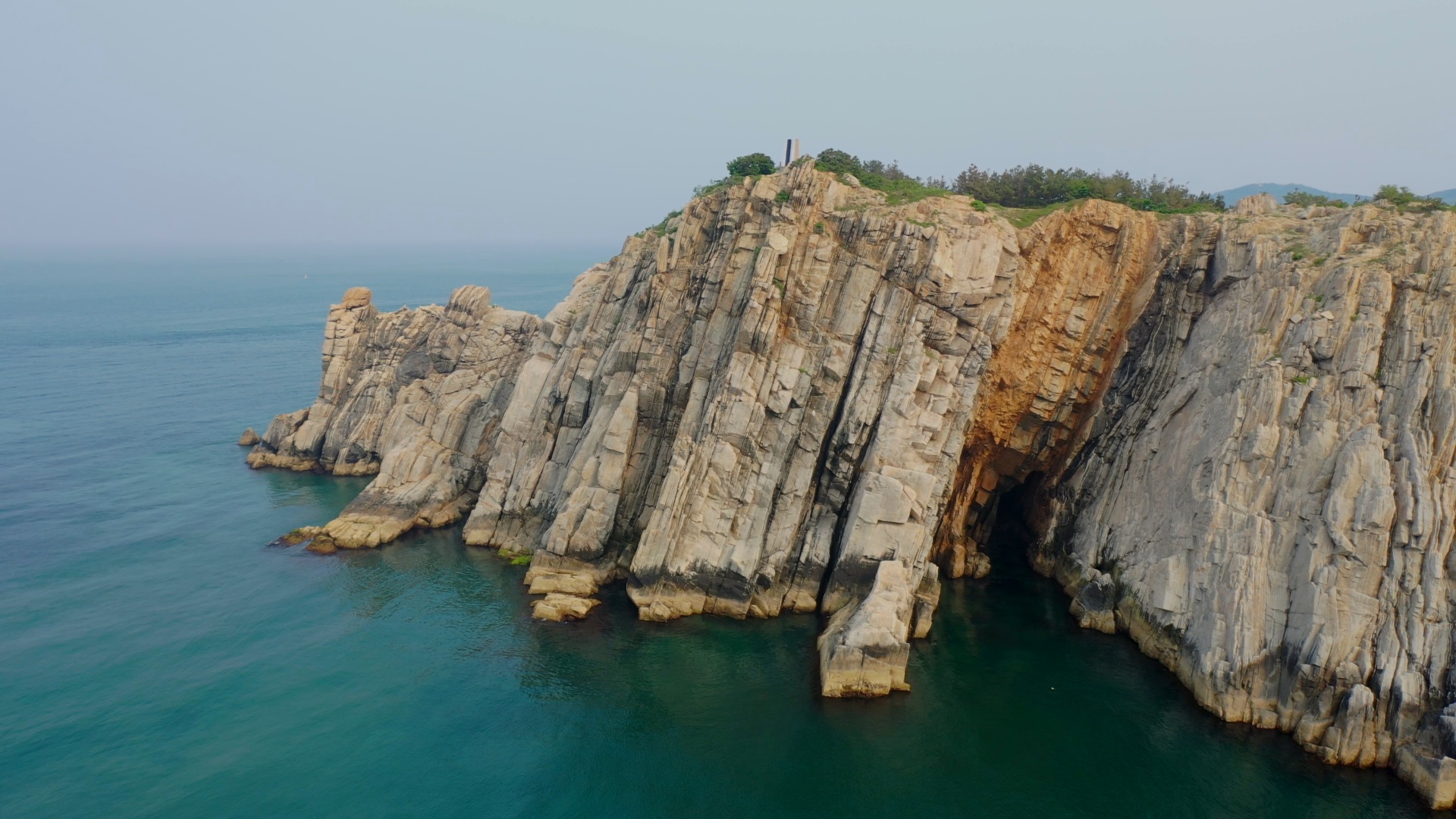 海边悬崖峭壁海景航拍视频的预览图