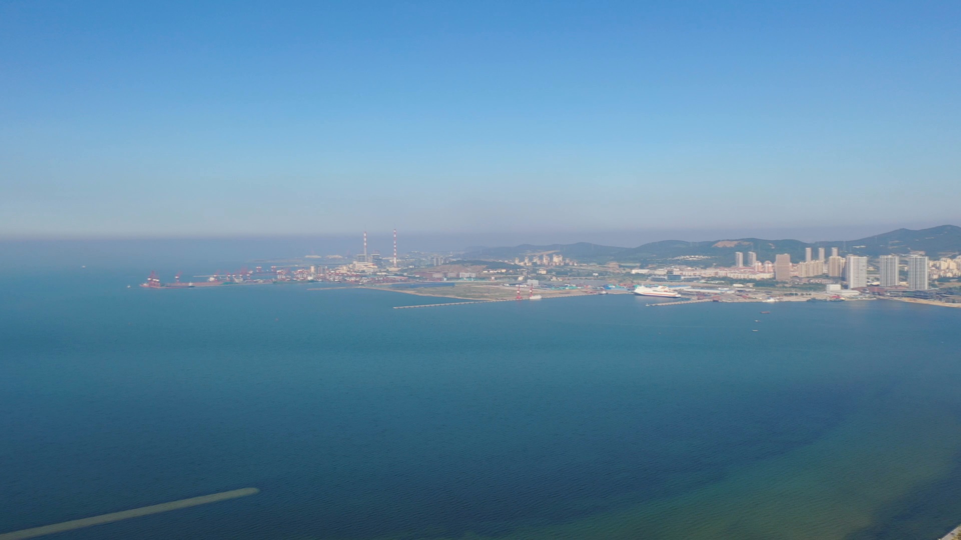 航拍海岸线海湾美景建筑城市视频的预览图