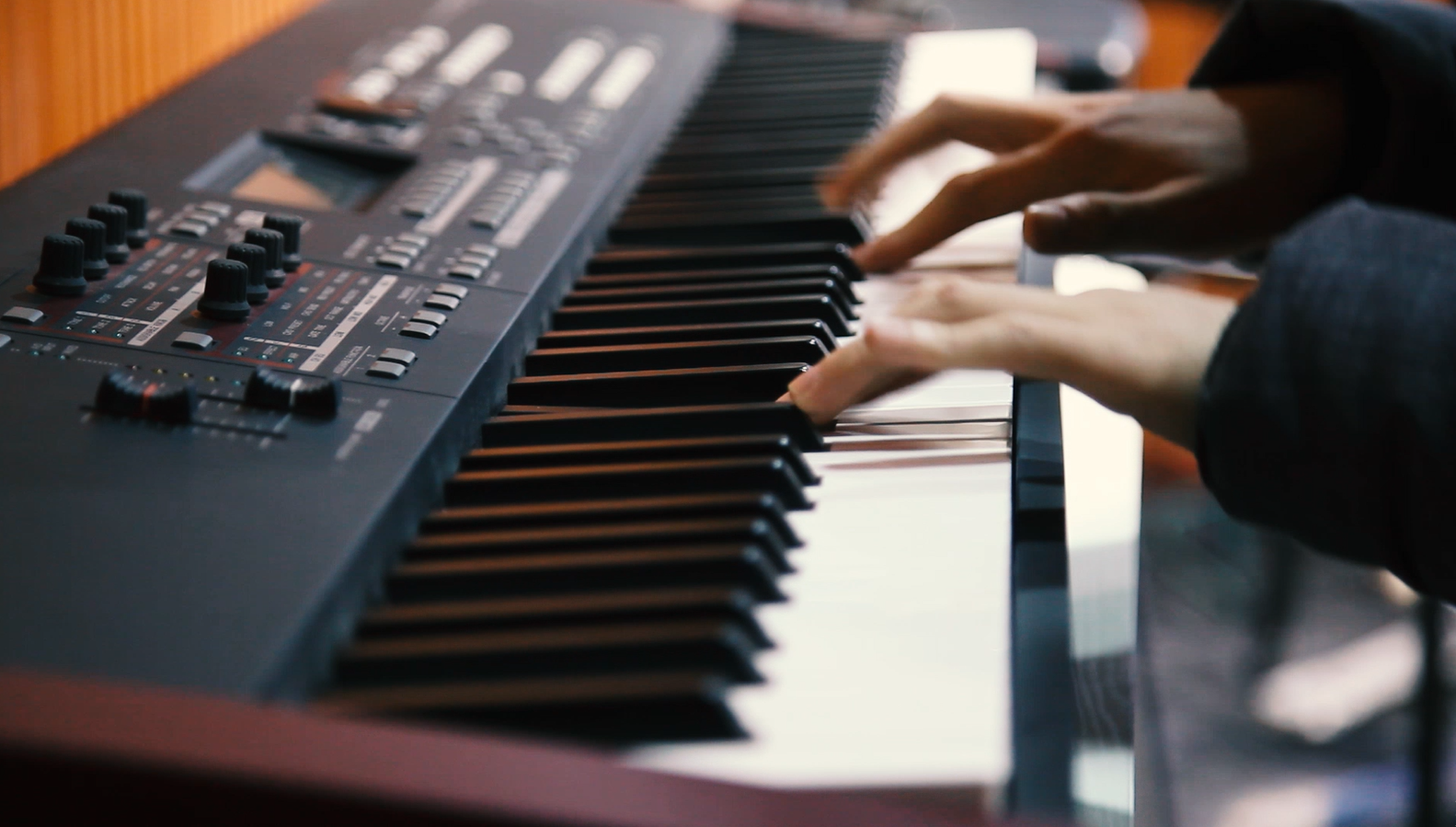 1080p实拍男子弹奏电子琴短视频素材视频的预览图