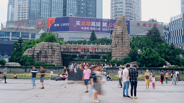 重庆观音桥网红地点人流延时摄影视频的预览图