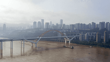 航拍重庆菜园坝大桥洪水河流视频素材视频的预览图