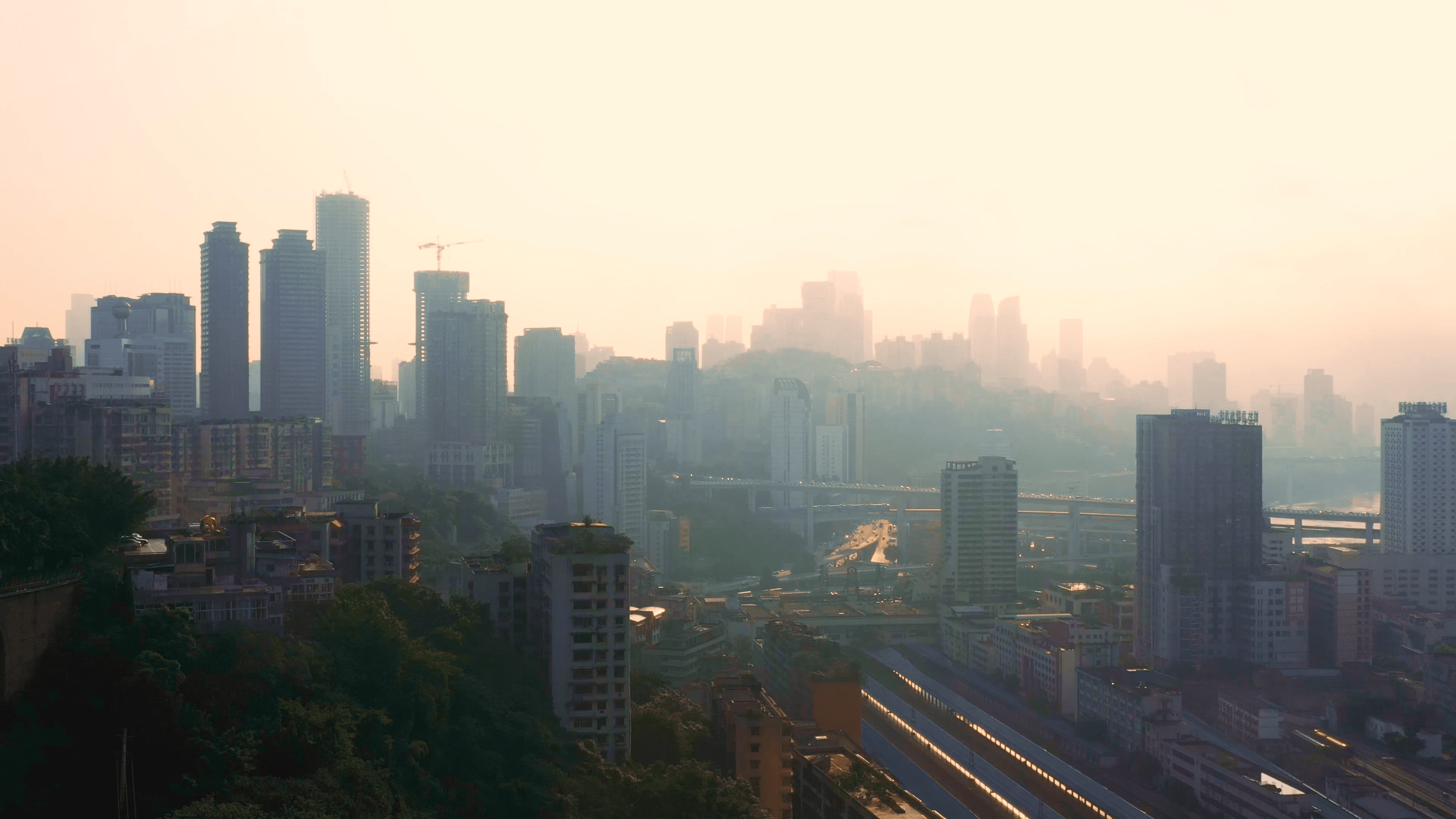 航拍清晨城市朦胧城市早晨视频素材视频的预览图