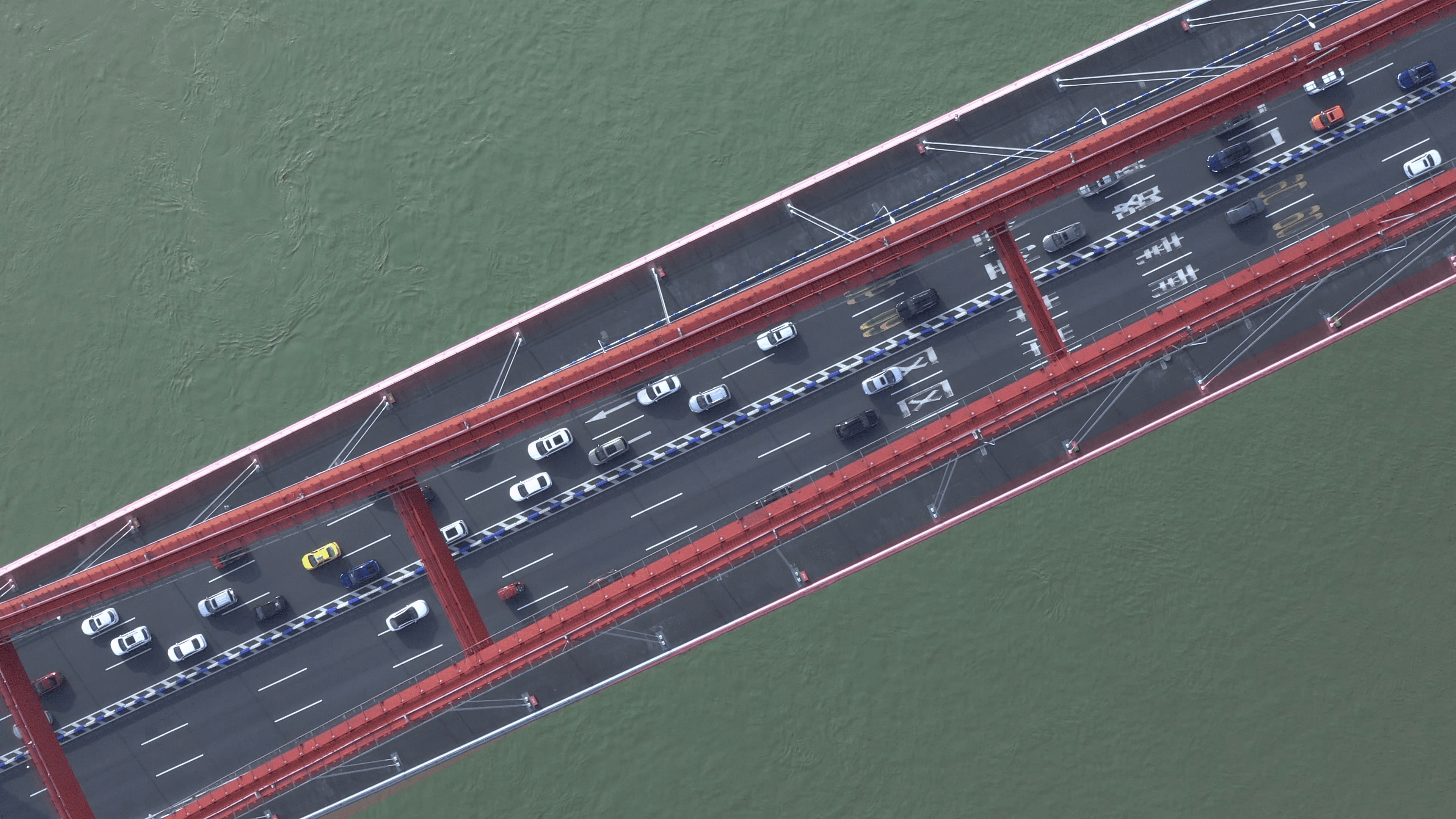 垂直航拍长江大桥上的车流视频素材视频的预览图