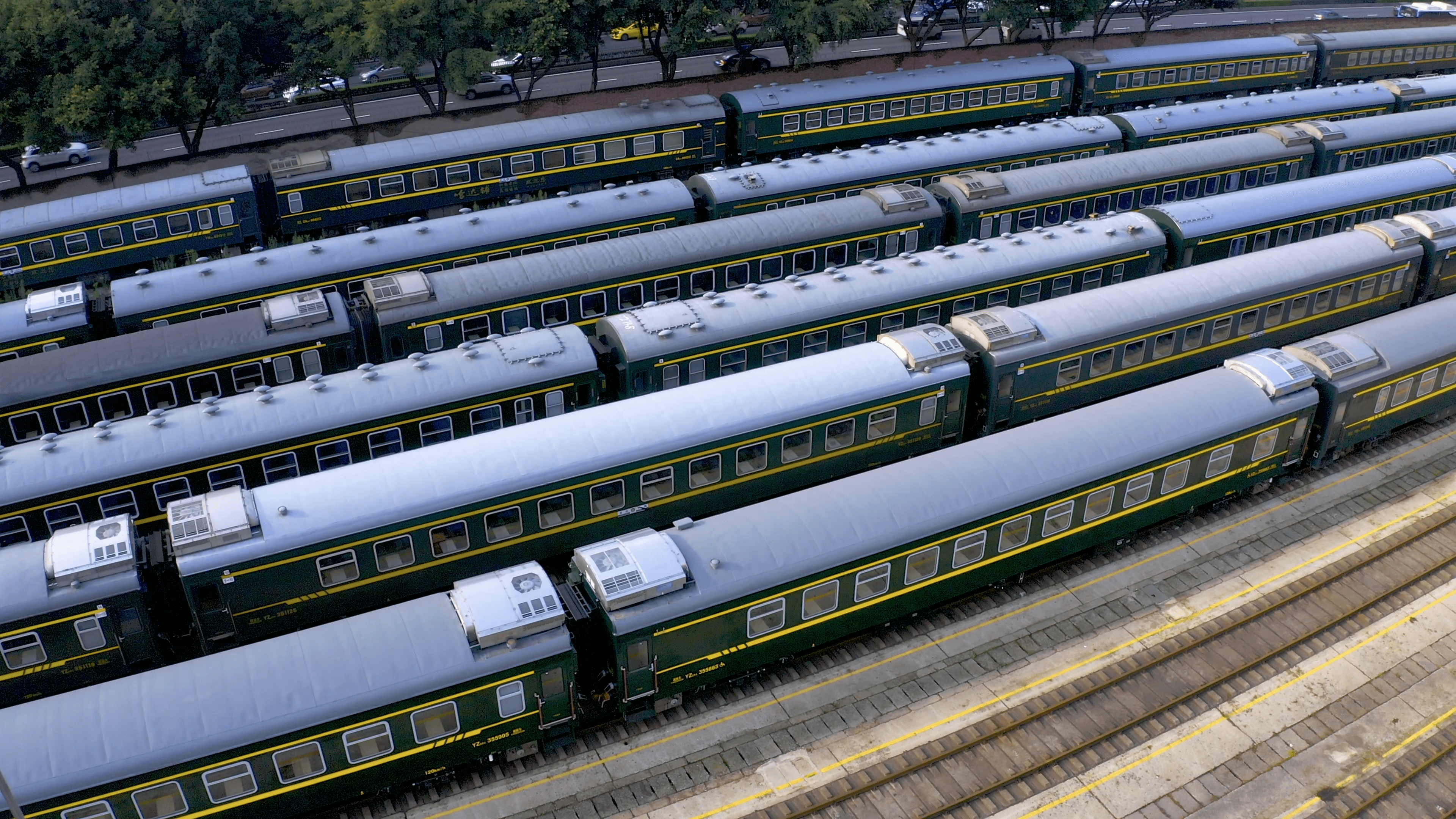 重庆菜园坝火车站绿色车皮火车实拍镜头视频的预览图