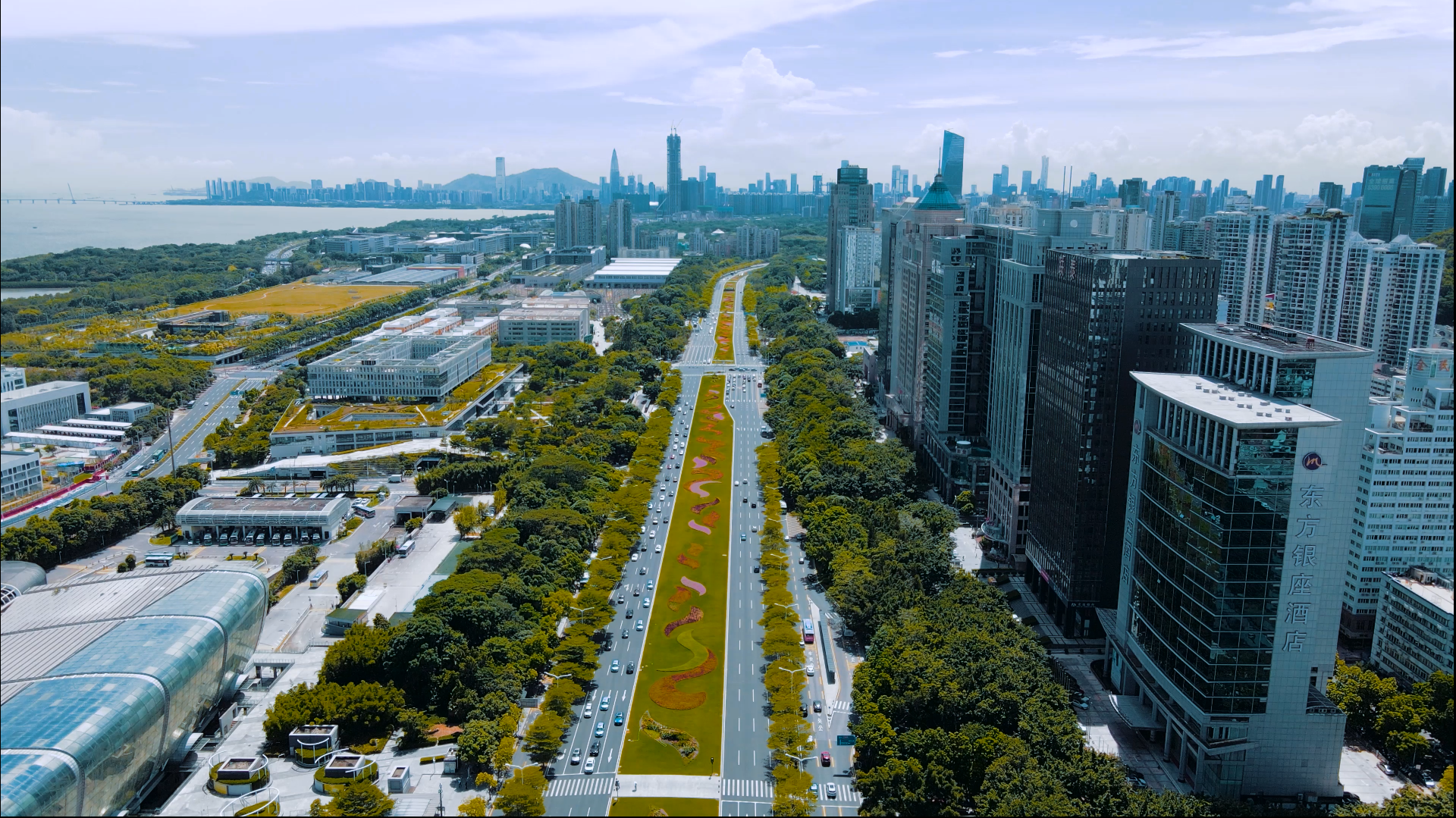 高清航拍深圳滨海风光公路交通城市建筑视频的预览图