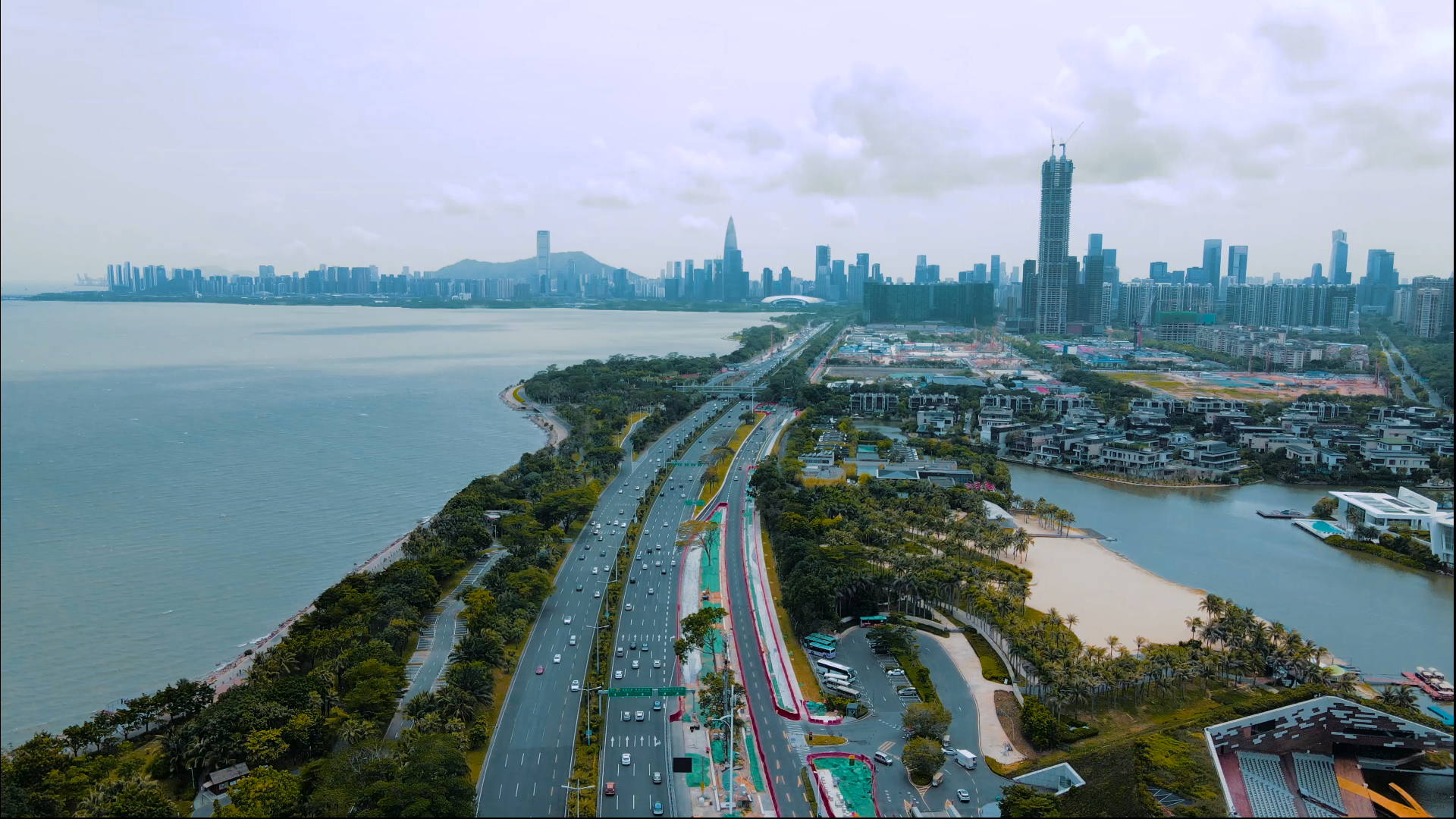 航拍深圳后海方向滨海大道城市建筑群车流视频的预览图