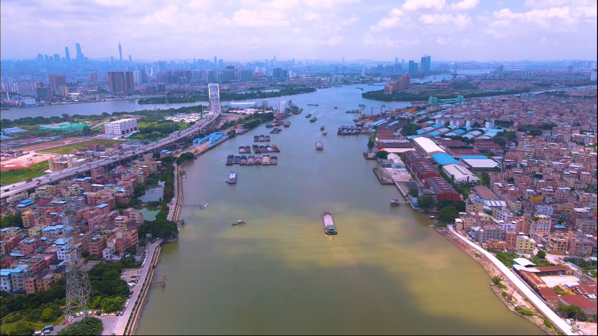 4K航拍广州三支香水道航运视频的预览图