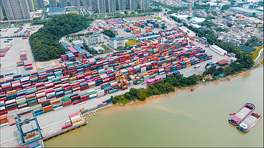 4K航拍广州货运码头港口视频的预览图