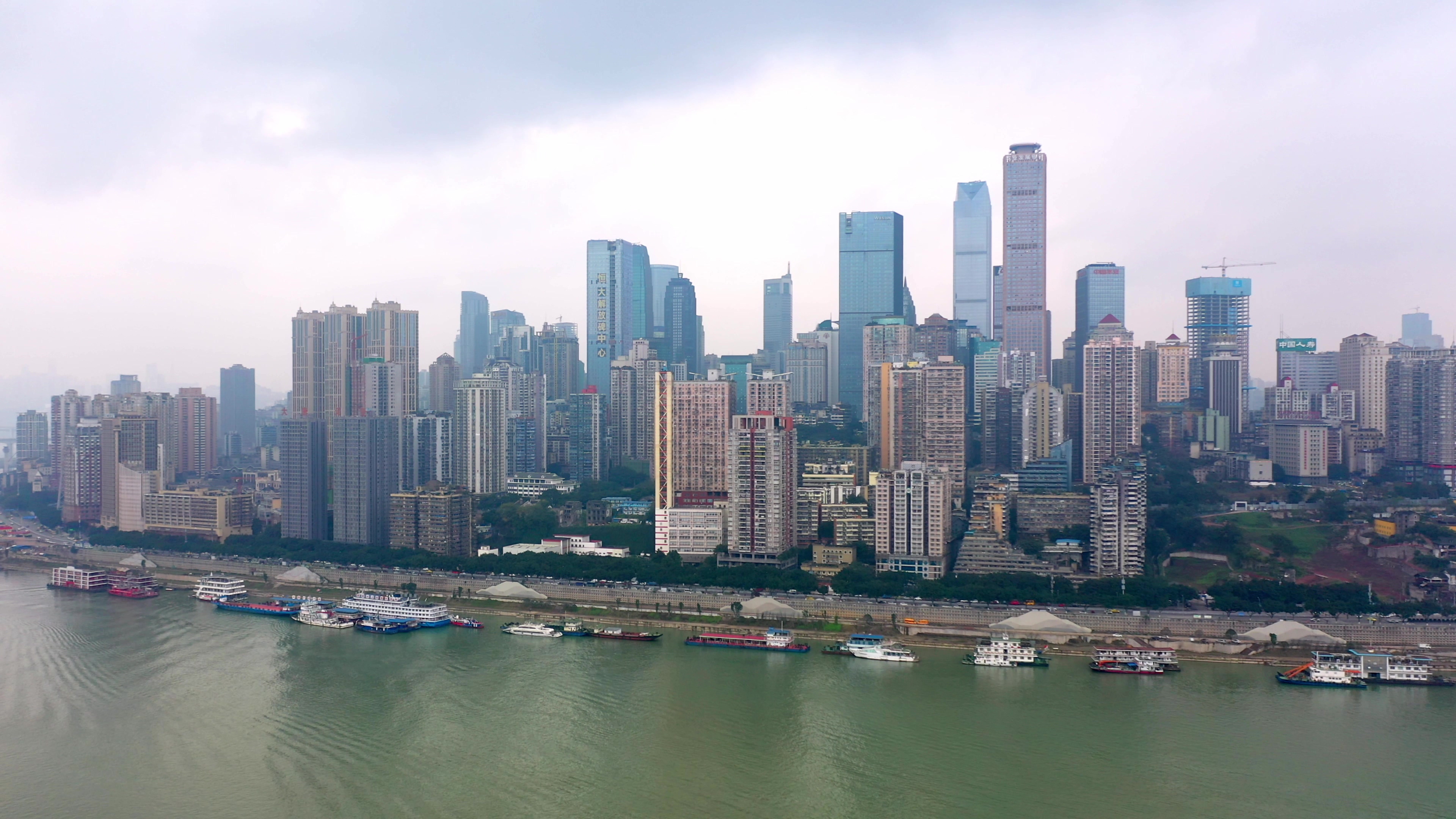 4K航拍重庆山城渝中区城市建筑视频视频的预览图