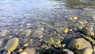 4K清澈河水拍打岸边的石头视频的预览图