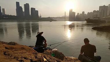 4K城市清晨日出下钓鱼的老人视频素材视频的预览图