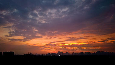 桂林的晚霞唯美天空延时摄影视频的预览图