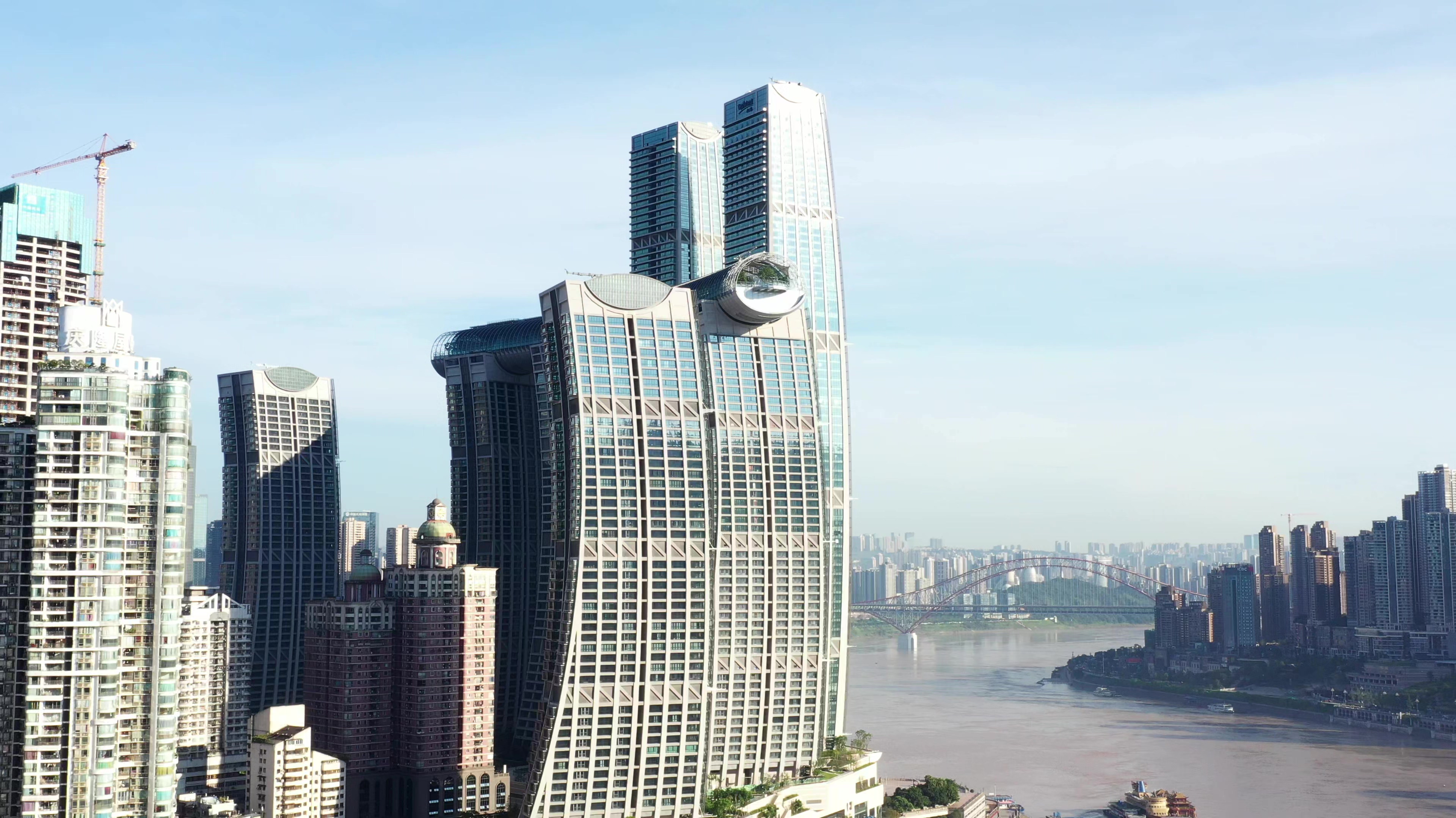 4K重庆朝天门来福士商圈写字楼环绕航拍视频视频的预览图
