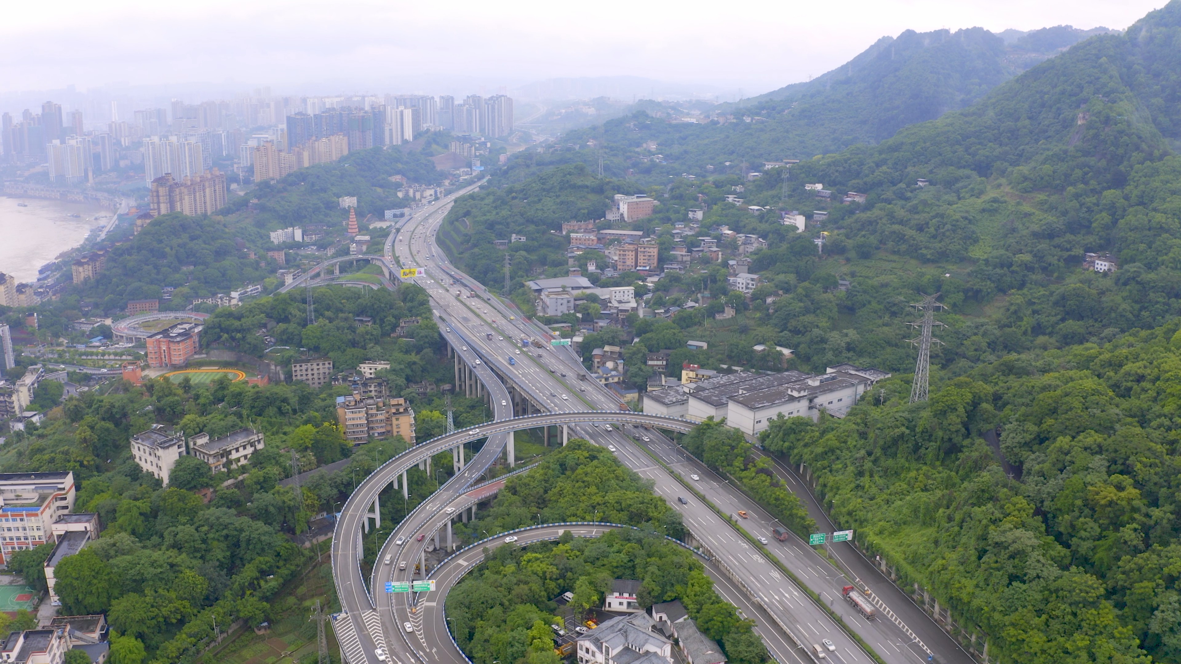 4K航拍沿山高速公路视频素材视频的预览图