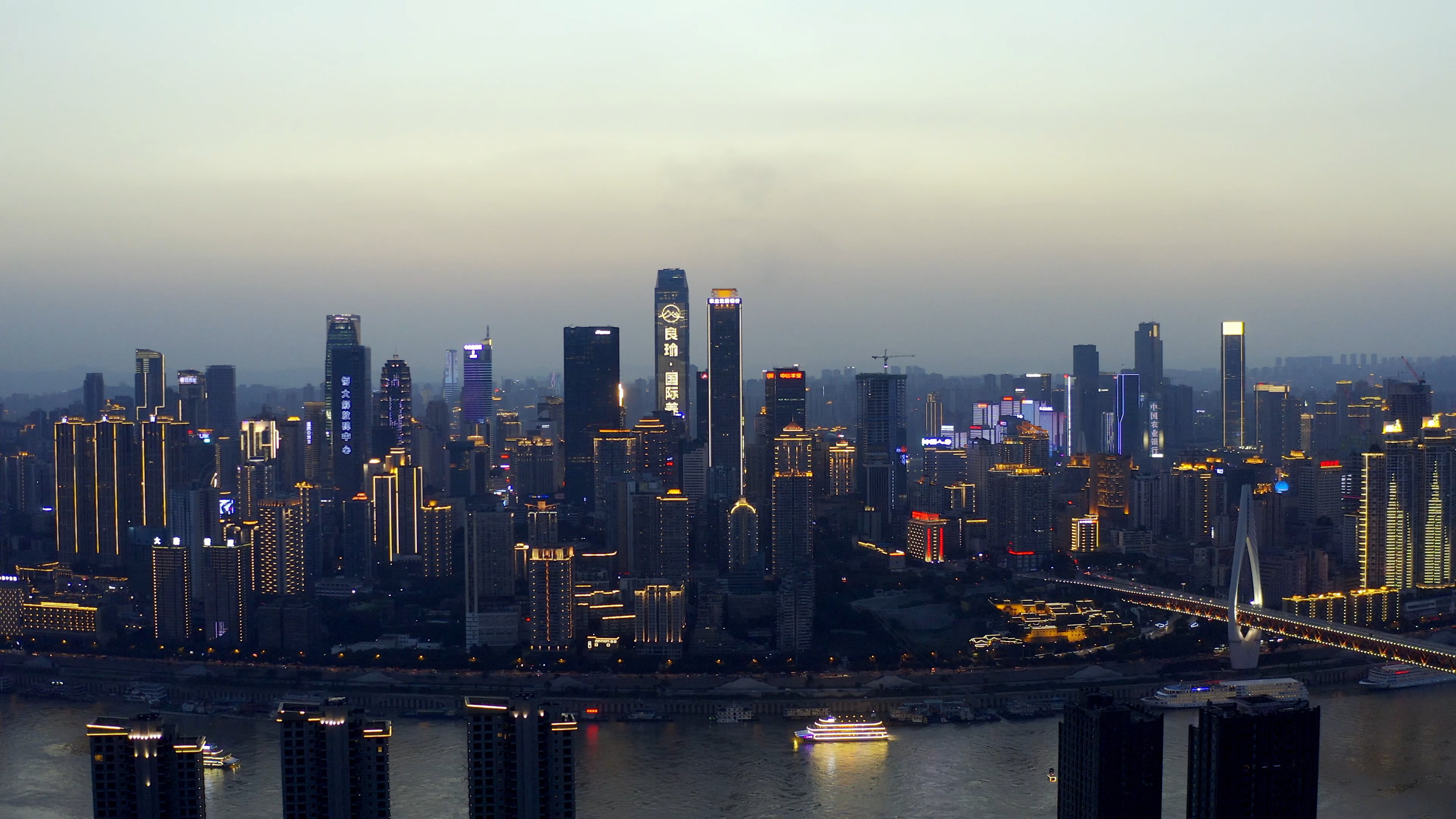 4K航拍重庆傍晚夜景视频素材视频的预览图