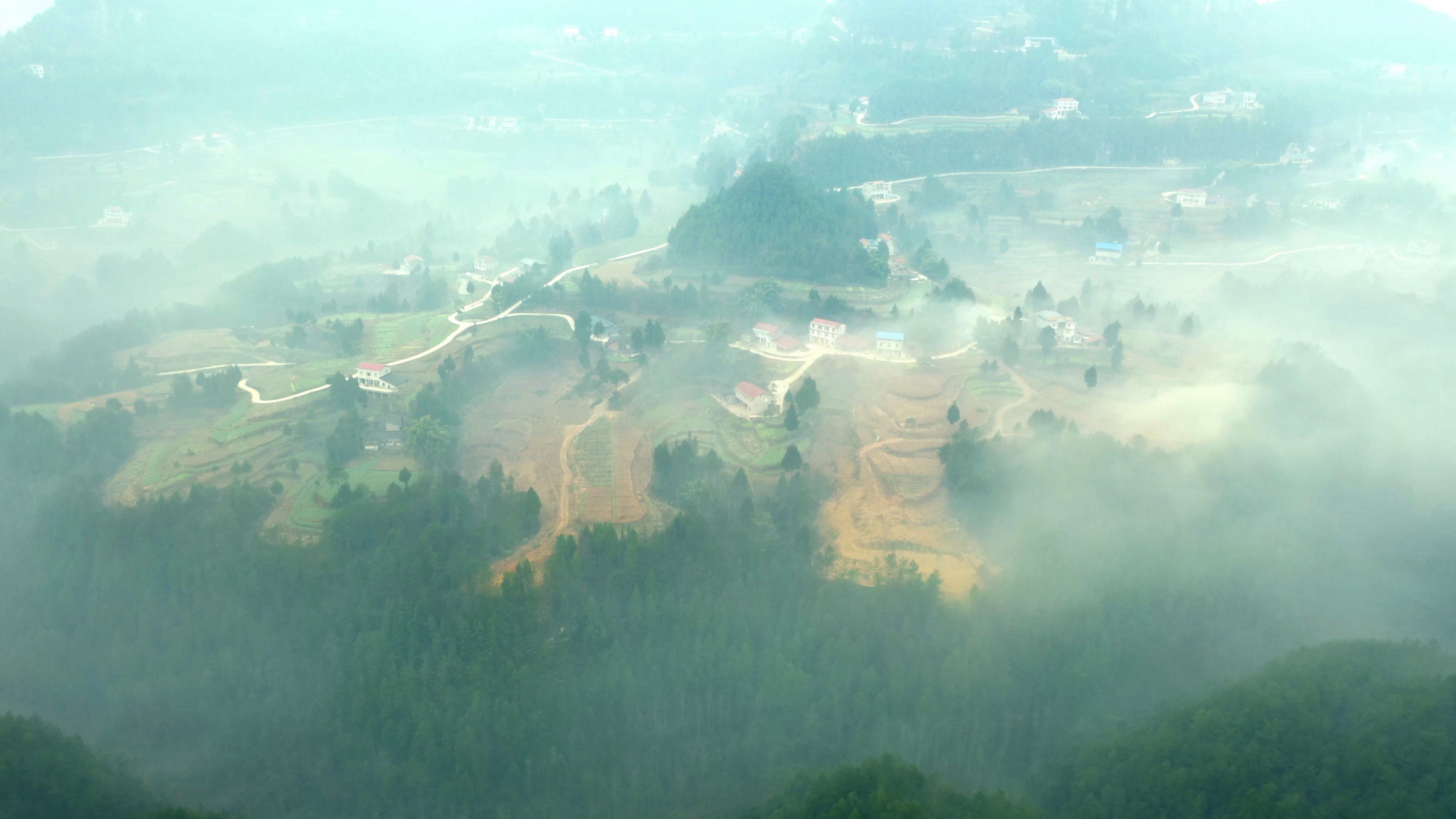4K迷雾中的大山农村视频素材视频的预览图