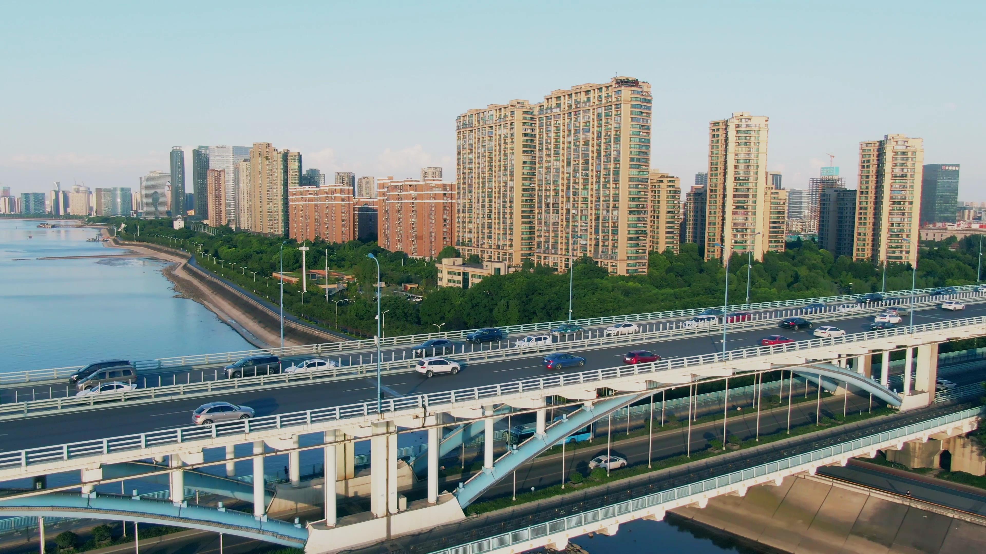 4K航拍夕阳下杭州复兴大桥车流视频的预览图