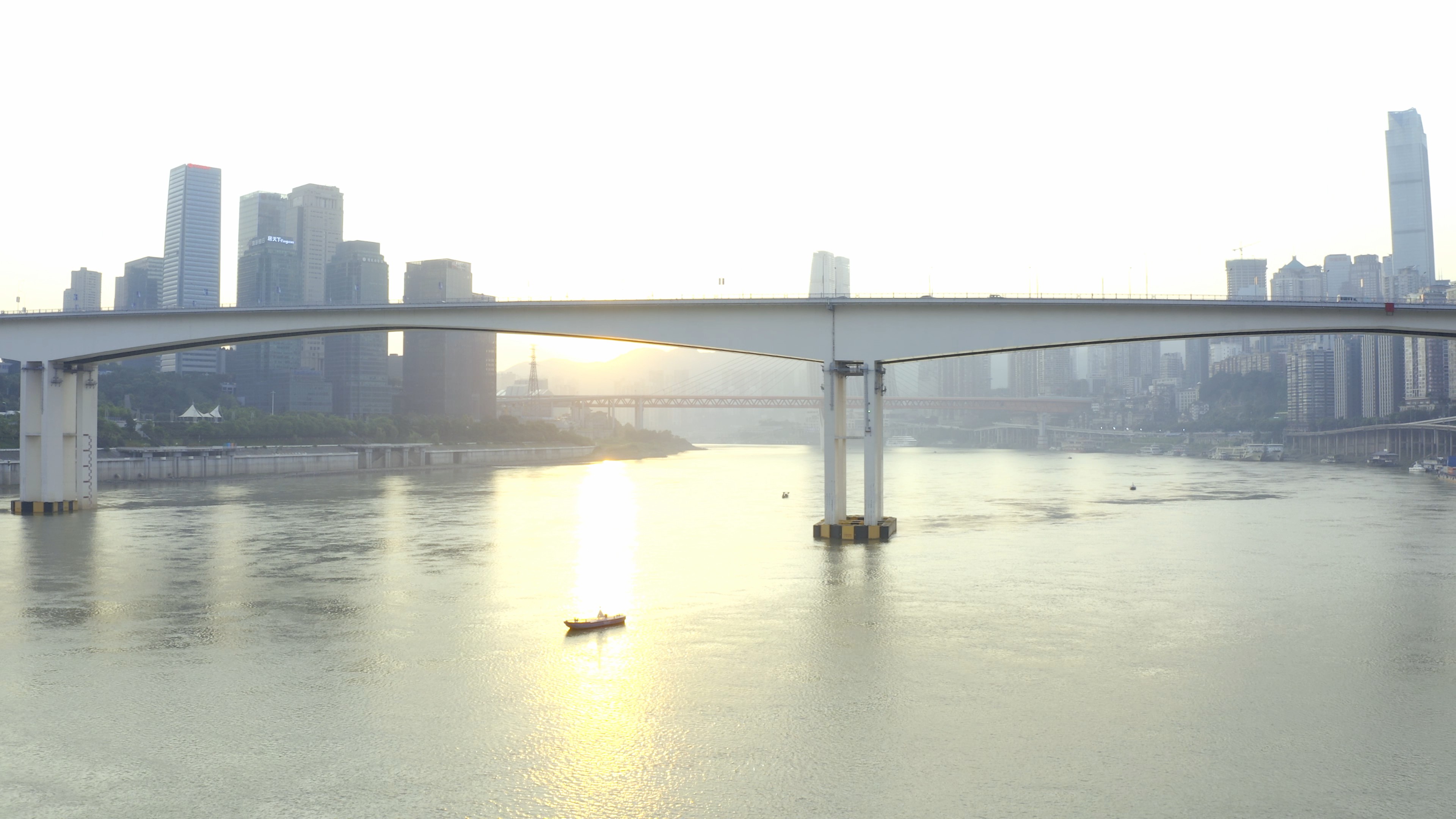 4K航拍清晨日出长江里的小船视频的预览图