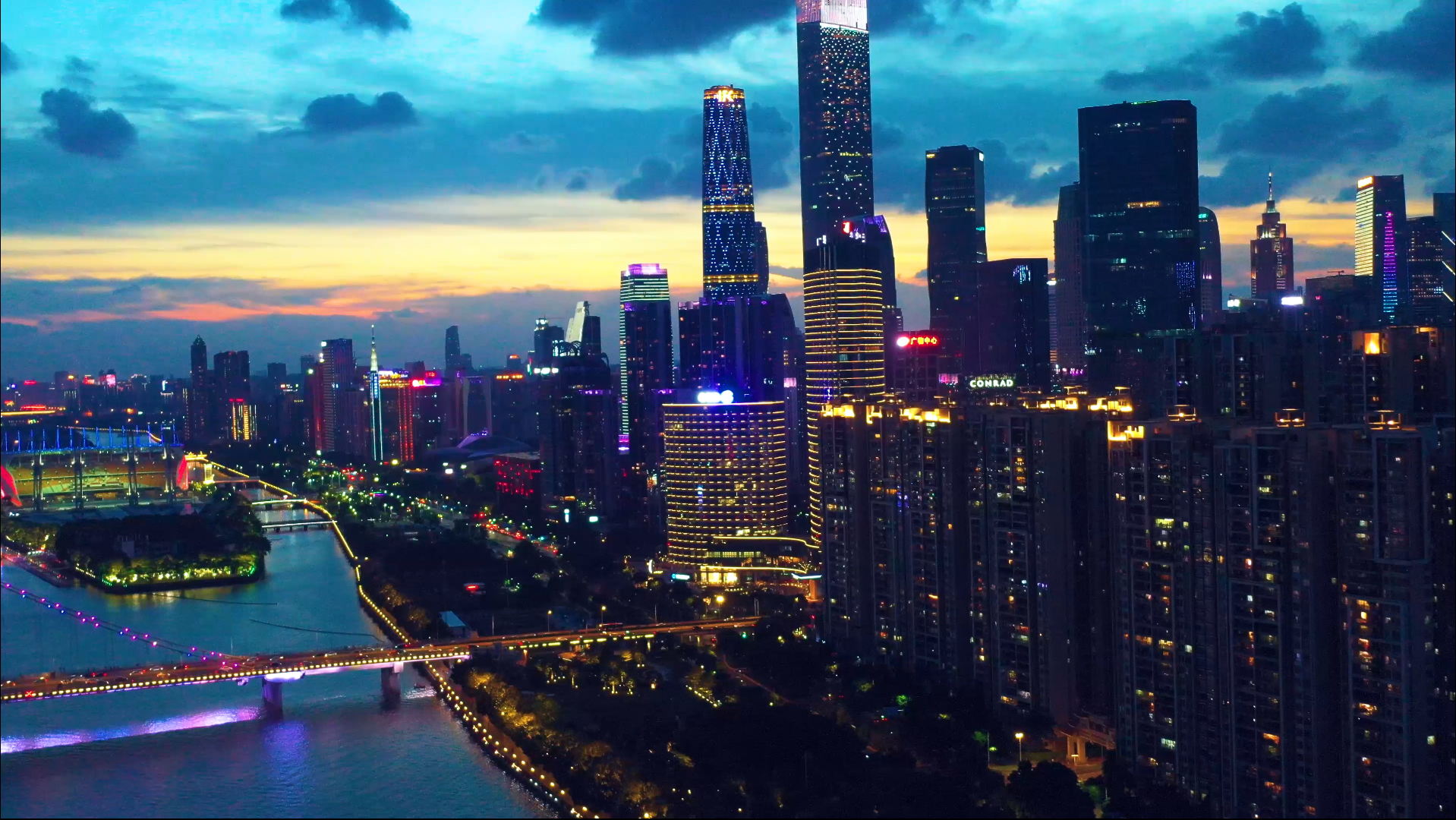 4K航拍广州傍晚城市CBD珠江新城视频的预览图