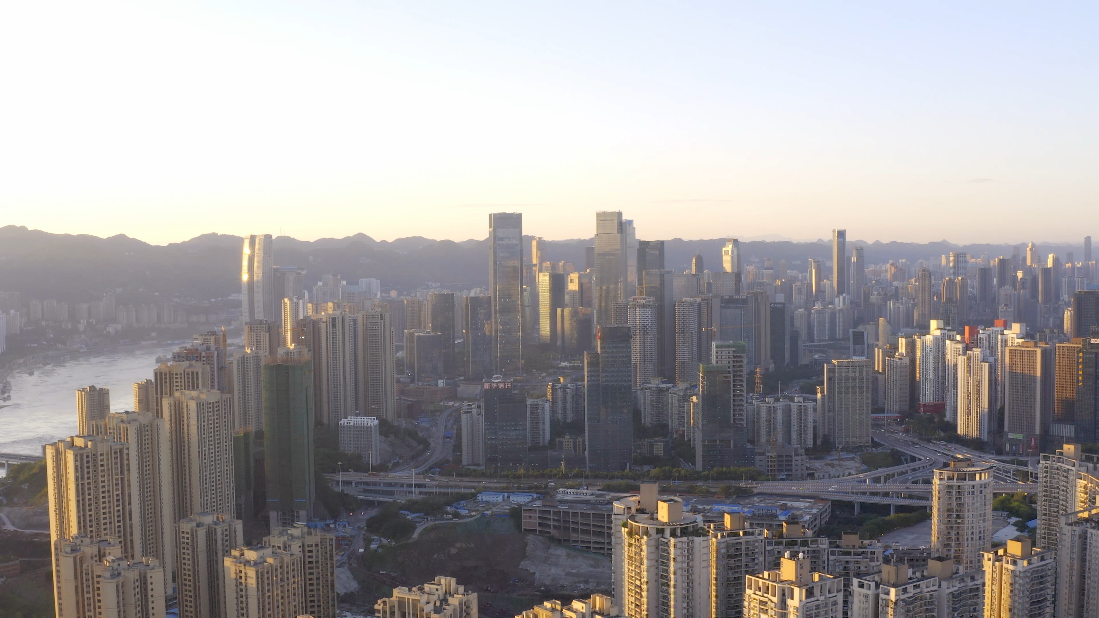4K航拍江北城市清晨日出阳光照射建筑视频的预览图