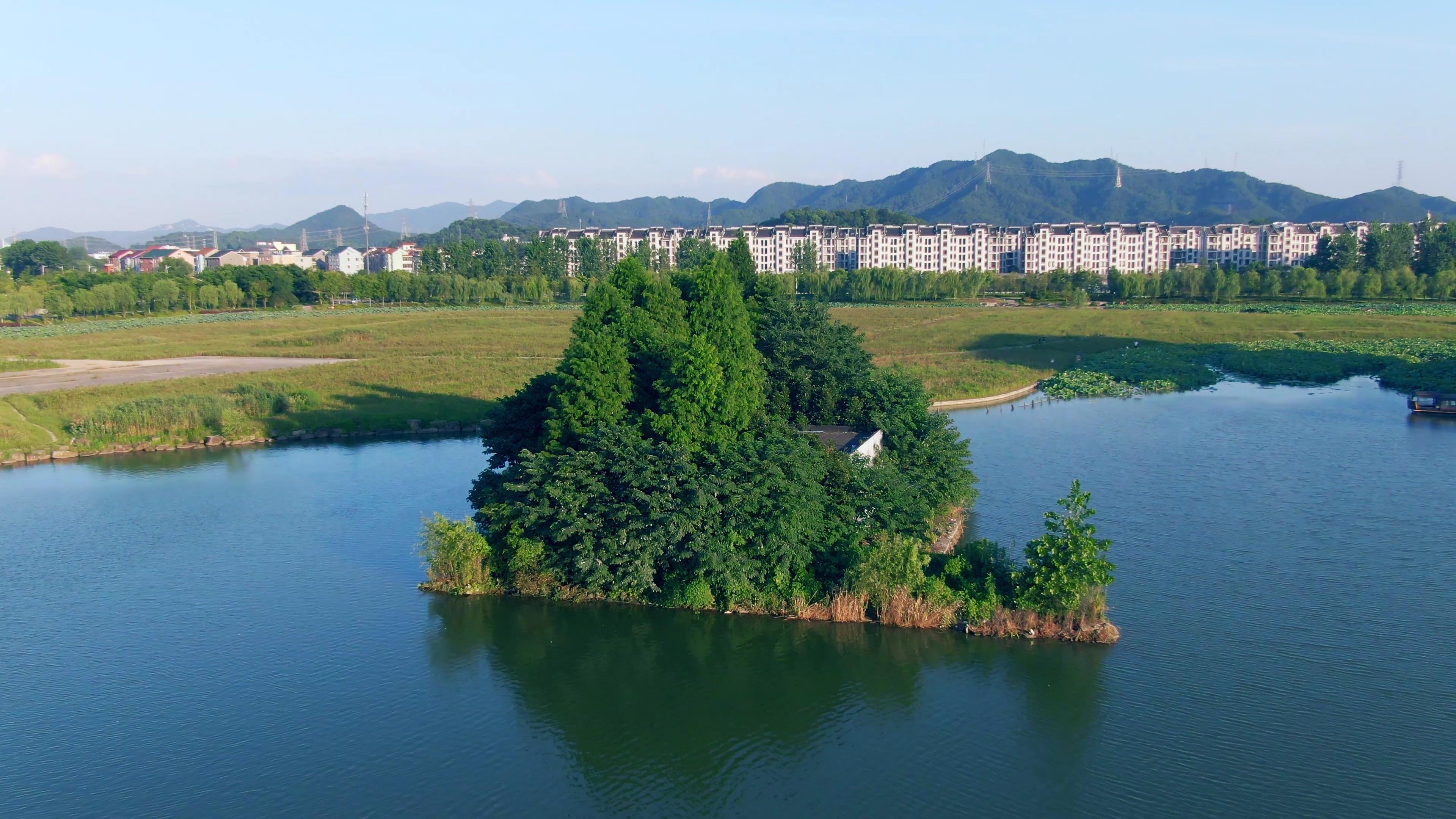 4K航拍希区柯克杭州湘湖风景区一角视频的预览图