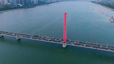 4K航拍杭州钱塘江大桥密集的车流视频的预览图