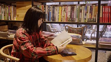 4K美女在书店看书实拍视频素材视频的预览图