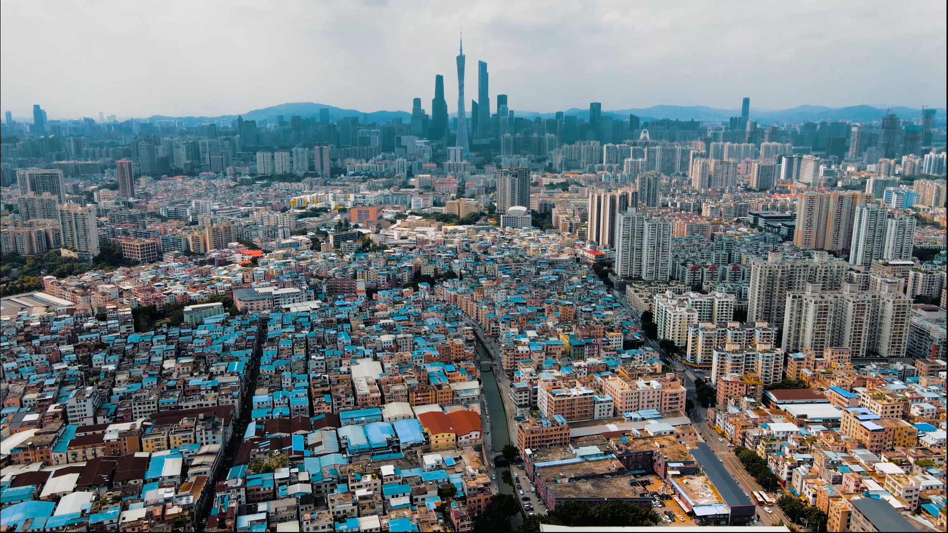 4K航拍广州大塘村繁华都市和私家房的对比视频的预览图