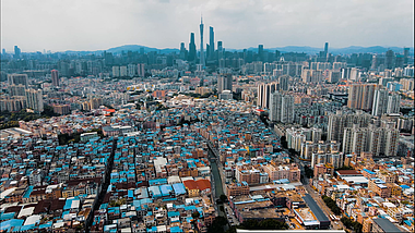 4K航拍广州大塘村繁华都市和私家房的对比视频的预览图