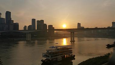 4K实拍城市日落停在江边的船视频的预览图
