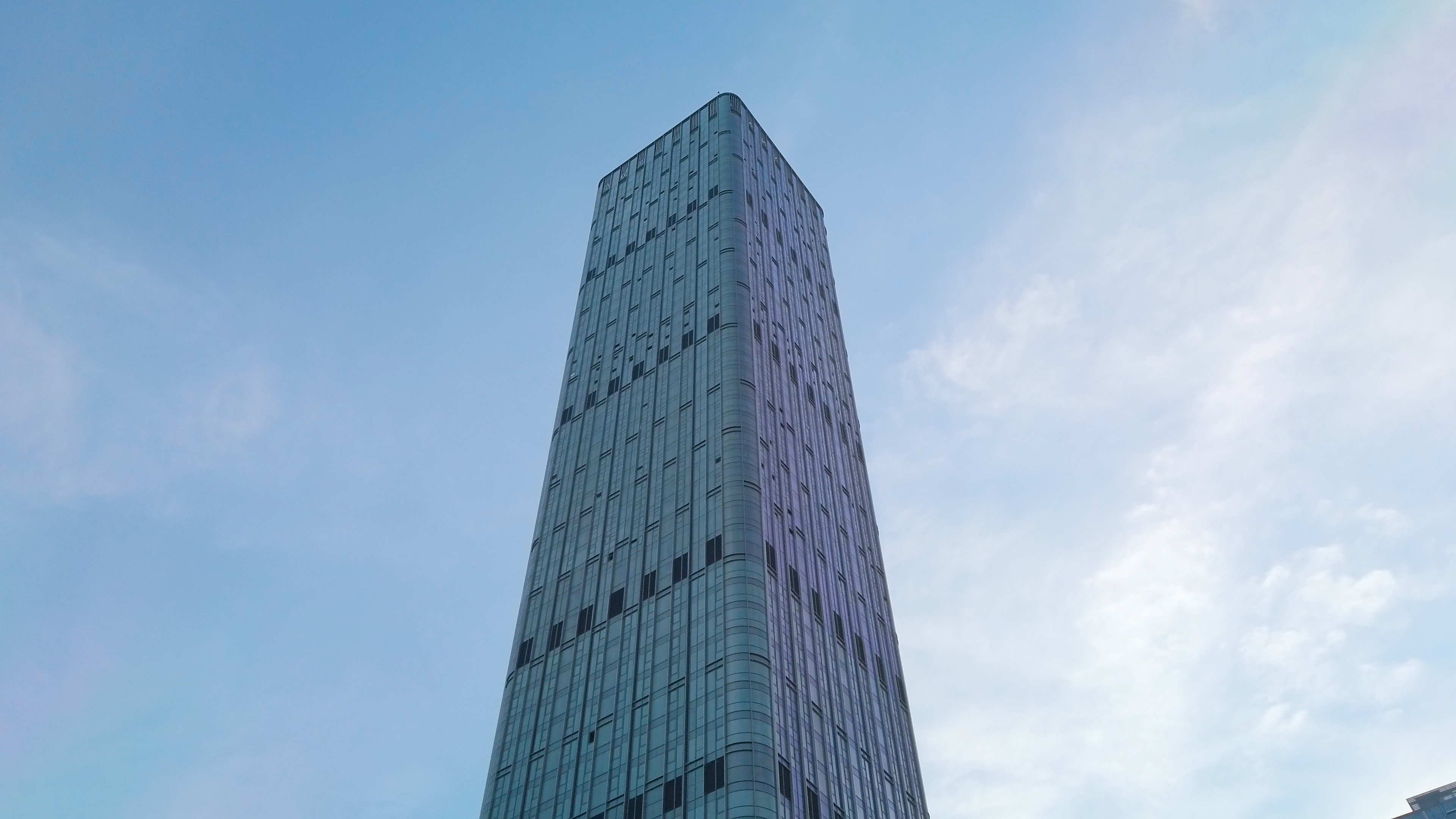 4K城市中一栋高楼实拍视频视频的预览图